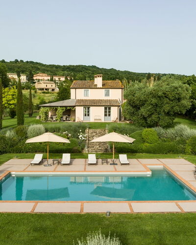 Villa Danilo: Cielo, Piscina, Costruzione, Pianta, Albero, Lotto, Erba, Paesaggio, Rettangolo, Paesaggio Naturale