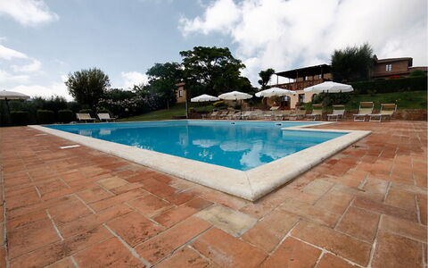 Sanguineto: Nube, Cielo, Acqua, Piscina, Costruzione, Pianta, Azzurro, Albero, Shade, Rettangolo