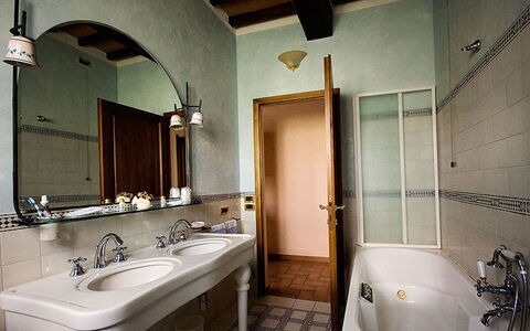 Sanguineto: Bagno, Camera, Proprietà, Lavello, Interior Design, Piastrella, Costruzione, Rubinetto, Architettura, Parete