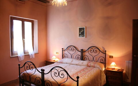 Fattoria le Chianacce: Camera Da Letto, Letto, Camera, Mobilia, Lenzuolo, Telaio Del Letto, Proprietà, Bedding, Interior Design, Parete