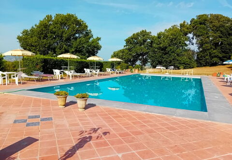 Fattoria le Chianacce: Acqua, Cielo, Pianta, Costruzione, Piscina, Azzurro, Albero, Mobili Da Esterno, Nube, Sedia