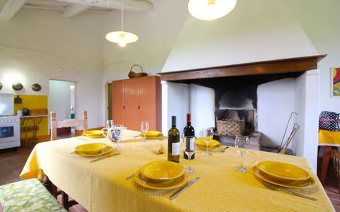 Santa Vittoria: Giallo, Camera, Proprietà, Interior Design, Mobilia, Costruzione, Tavolo, Casa, Sala Da Pranzo, Immobiliare
