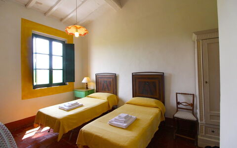 Santa Vittoria: Camera, Mobilia, Letto, Proprietà, Camera Da Letto, Interior Design, Telaio Del Letto, Lenzuolo, Costruzione, Pavimento