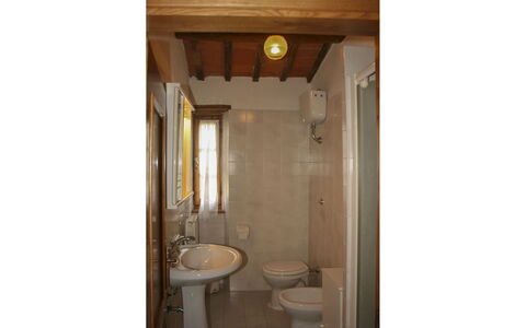 Pozzonovo: Legna, Lavandino Del Bagno, Pavimentazione, Pavimento, Idraulico Fixture, Lavello, Interior Design, Bagno, Porta, Camera
