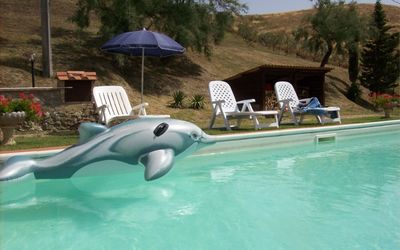 Podere Bellosguardo: Acqua, Proprietà, Pianta, Piscina, Ombrello, Azzurro, Mobili Da Esterno, Sedia, Lettino, Shade