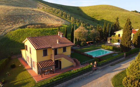Villa Alabastro: Pianta, Costruzione, Finestra, Cielo, Montagna, Paesaggio Naturale, Lotto, Casa, Villetta, Erba