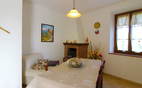 Villa Alabastro: Camera, Proprietà, Mobilia, Interior Design, Giallo, Casa, Pavimento, Costruzione, Sala Da Pranzo, Tavolo
