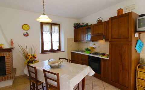 Villa Alabastro: Camera, Mobilia, Proprietà, Costruzione, Cucina, Cabinetry, Controsoffitto, Interior Design, Casa, Tavolo