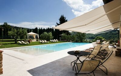 Fattoria Pogni: Acqua, Cielo, Pianta, Nube, Mobilia, Piscina, Costruzione, Sedia, Shade, Albero