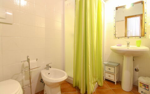 Le Balze: Pavimentazione, Pavimento, Interior Design, Idraulico Fixture, Lavandino Del Bagno, Camera, Lavello, Idraulico, Bagno, Tenda