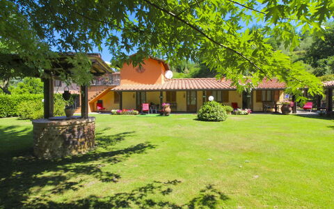 Le Balze: Casa, Lotto, Giardino, Prato, Tetto, Shade, Villetta, Primavera, Hacienda, Backyard
