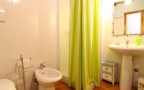 Le Balze: Bagno, Proprietà, Camera, Interior Design, Tenda, Parete, Gabinetto, Immobiliare, Bagno Accessorio, Idraulico Fixture