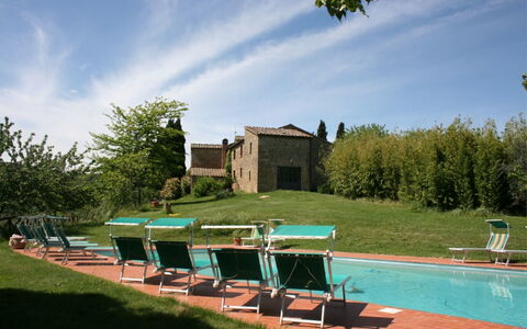 Agriturismo Bevignano: Nube, Cielo, Pianta, Acqua, Costruzione, Azzurro, Paesaggio Naturale, Albero, Lotto, Erba