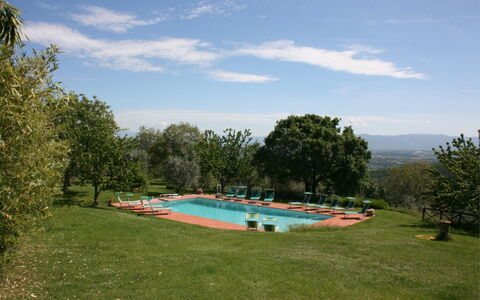 Agriturismo Bevignano: Nube, Cielo, Pianta, Piscina, Paesaggio Naturale, Acqua, Albero, Lotto, Corpo D'Acqua, Shade