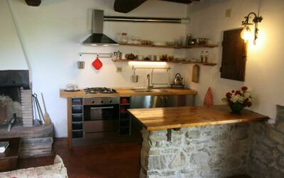 Casa Linda: Controsoffitto, Camera, Proprietà, Mobilia, Cucina, Costruzione, Pavimento, Interior Design, Cabinetry, Casa