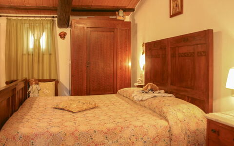 Country House Il Galleto: Letto, Mobilia, Bedding, Camera Da Letto, Interior Design, Lenzuolo, Legna, Soffitto, Biancheria, Pavimento