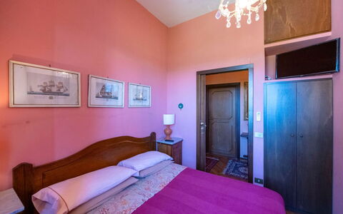 Casa Grion: Parete, Interior Design, Pavimento, Camera Da Letto, Porta, Rosa, Letto, Appartamento, Lenzuolo, Telaio Del Letto