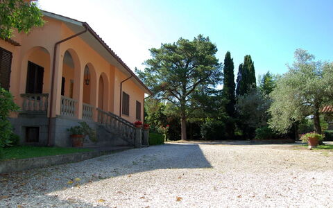 Casa Grion: Pianta, Cielo, Costruzione, Albero, Finestra, Shade, Lotto, Manto Stradale, Erba, Paesaggio