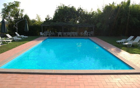Casa Grion: Acqua, Pianta, Piscina, Cielo, Rettangolo, Shade, Albero, Materiale Composito, Tempo Libero, Erba