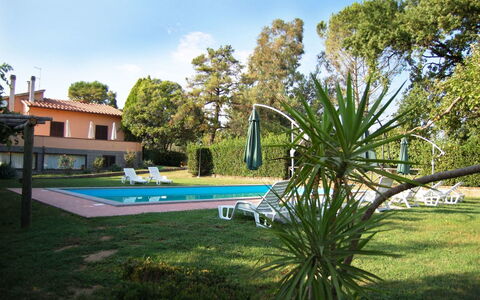 Casa Grion: Acqua, Pianta, Cielo, Costruzione, Nube, Piscina, Finestra, Albero, Shade, Sedia