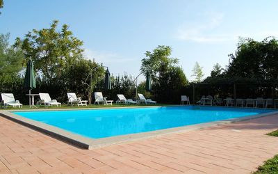 Casa Grion: Acqua, Cielo, Pianta, Proprietà, Piscina, Azzurro, Albero, Shade, Erba, Tempo Libero