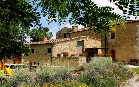 Pieve di Sant Ippolito: Pianta, Costruzione, Cielo, Finestra, Casa, Albero, Vegetazione, Lotto, Erba, Biome