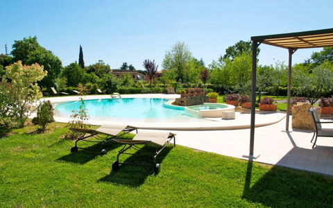 Pieve di Sant Ippolito: Acqua, Pianta, Cielo, Costruzione, Piscina, Azzurro, Albero, Shade, Mobili Da Esterno, Erba