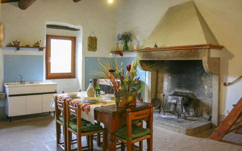 Casa Rossa: Parete, Mobilia, Casa, Tavolo, Sedia, Cucina & Sala Da Pranzo Tavolo, Color Legno, Pianta Della Casa, Sala Da Pranzo