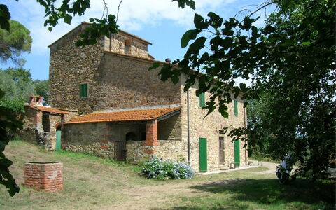 Casa Rossa: Pianta, Cielo, Costruzione, Finestra, Nube, Albero, Lotto, Casa, Thatching, Villetta