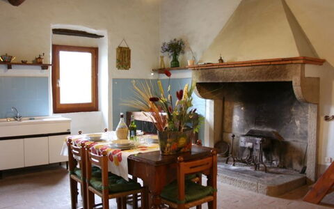 Casa Rossa: Camera, Proprietà, Mobilia, Interior Design, Costruzione, Soffitto, Casa, Pavimento, Soggiorno, Tavolo