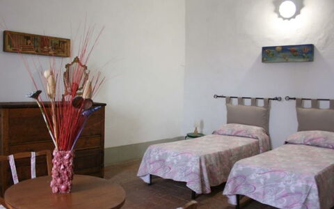 Casa Rossa: Camera, Mobilia, Proprietà, Camera Da Letto, Letto, Interior Design, Tavolo, Pavimento, Casa, Costruzione