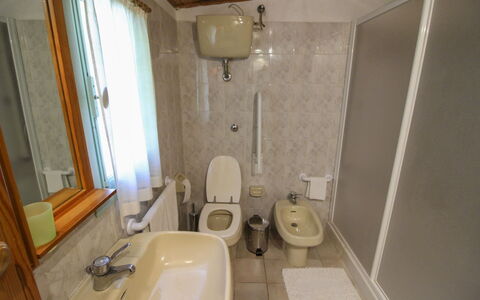 Pagliazzone: Bagno, Idraulico Fixture, Lavandino Del Bagno, Pavimentazione, Lavello, Pavimento, Toilet Seat, Rubinetto, Interior Design, Idraulico