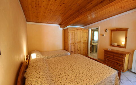 Pagliazzone: Camera Da Letto, Camera, Letto, Mobilia, Proprietà, Soffitto, Costruzione, Lenzuolo, Interior Design, Imbottitura Del Materasso