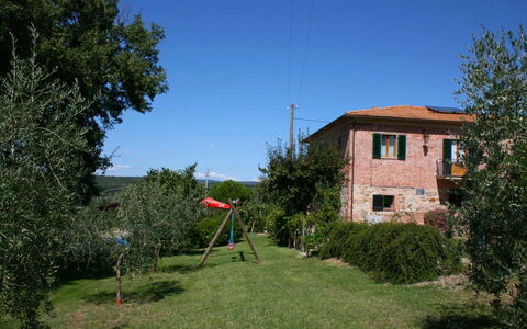Casa Felice: Pianta, Cielo, Finestra, Albero, Lotto, Vegetazione, Pendenza, Costruzione, Casa, Erba