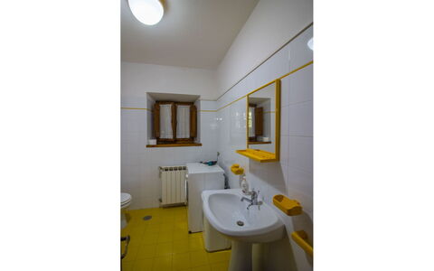 Casale Aiola: Parete, Pavimentazione, Pavimento, Idraulico Fixture, Lavandino Del Bagno, Giallo, Interior Design, Camera, Bagno, Lavello