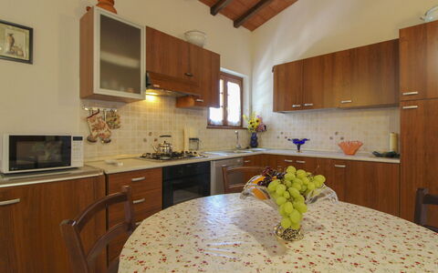 Il Viaggiolo: Cucina, Mobilia, Controsoffitto, Interior Design, Legna, Pavimentazione, Elettrodomestico Da Cucina, Cabinetry, Pavimento, Illuminazione