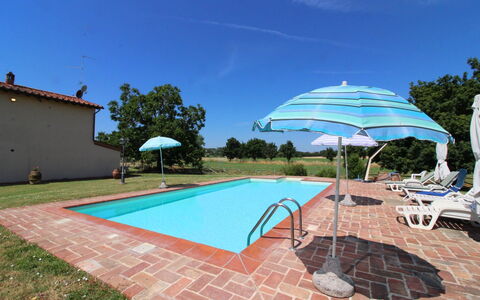 Il Viaggiolo: Cielo, Acqua, Piscina, Pianta, Azzurro, Shade, Costruzione, Mobili Da Esterno, Albero, Lettino