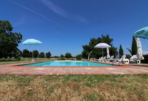Il Viaggiolo: Cielo, Pianta, Piscina, Nube, Albero, Acqua, Costruzione, Shade, Arecales, Lotto