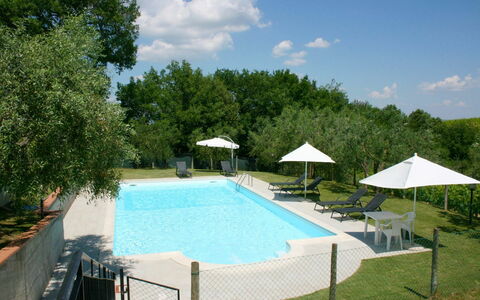 Podere San Bono: Acqua, Proprietà, Nube, Cielo, Piscina, Pianta, Azzurro, Shade, Albero, Mobili Da Esterno