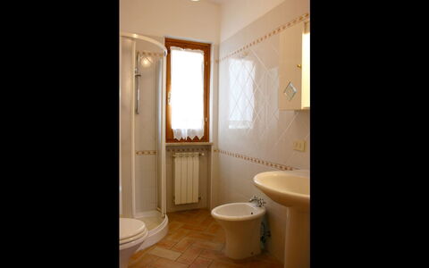 Podere San Bono: Bagno, Camera, Proprietà, Pavimento, Interior Design, Costruzione, Casa, Piastrella, Idraulico Fixture, Parete