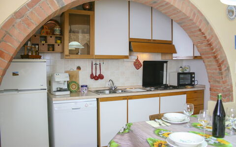 Podere San Bono: Cucina, Elettrodomestico Da Cucina, Interior Design, Mobilia, Apparecchio Major, Controsoffitto, Pavimentazione, Soffitto, Cucina & Sala Da Pranzo Tavolo, Elettrodomestico
