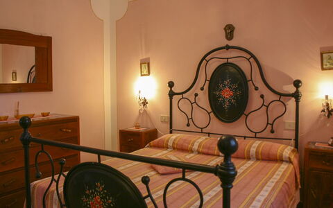 Podere San Bono: Mobilia, Camera Da Letto, Interior Design, Illuminazione, Letto, Bedding, Pavimentazione, Lenzuolo, Pavimento, Telaio Del Letto