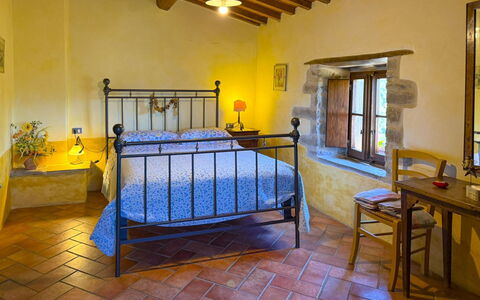 Torre di Vignale: Pavimentazione, Camera Da Letto, Letto, Lampada, Biancheria, Bedding, Telaio Del Letto, Pianta Della Casa, Villa