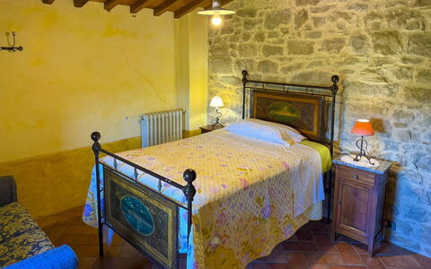 Torre di Vignale: Parete, Mobilia, Camera Da Letto, Telaio Del Letto, Letto, Villa, Muro ​​Di Pietra, Cornice, Bedding, Pianta Della Casa