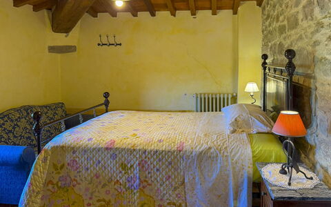 Torre di Vignale: Mobilia, Parete, Camera Da Letto, Interior Design, Letto, Legna, Lenzuolo, Pavimentazione, Biancheria, Camera