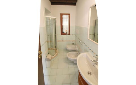 Villino Alba: Pavimentazione, Pavimento, Idraulico Fixture, Lavandino Del Bagno, Interior Design, Bagno, Lavello, Idraulico, Rubinetto, Camera