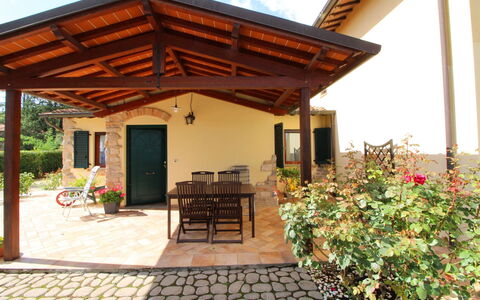 Villino Alba: Pianta, Cielo, Fiore, Costruzione, Shade, Villetta, Vaso Di Fiori, Interior Design, Tempo Libero, Legna