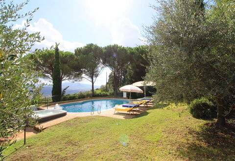 Villino Alba: Acqua, Pianta, Cielo, Nube, Piscina, Albero, Shade, Ombrello, Mobili Da Esterno, Erba