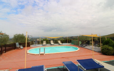 Casa Bella: Nube, Cielo, Proprietà, Acqua, Piscina, Costruzione, Pianta, Shade, Albero, Architettura