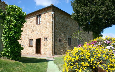 Casa Bella: Fiore, Pianta, Cielo, Costruzione, Nube, Finestra, Verde, Paesaggio Naturale, Albero, Erba